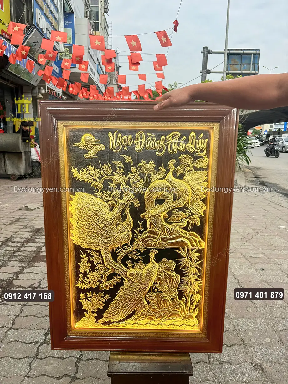Bề mặt ngo&agrave;i c&ugrave;ng lắp k&iacute;nh chắn gi&uacute;p ngăn bụi bẩn